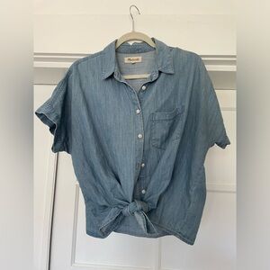 Madewell chambray button-down short sleeve shirt size M